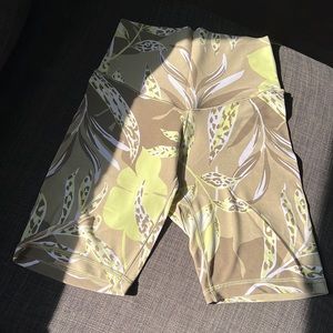 AE OFFLINE - real me printed high-waisted 7” bike shorts (color: sharp green)